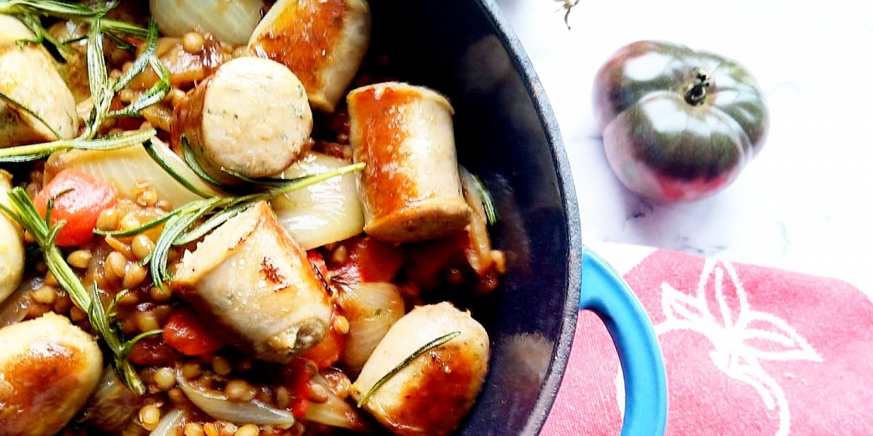 Recept: Stoofpotje van linzen, worst, tomaat en krielaardappelen